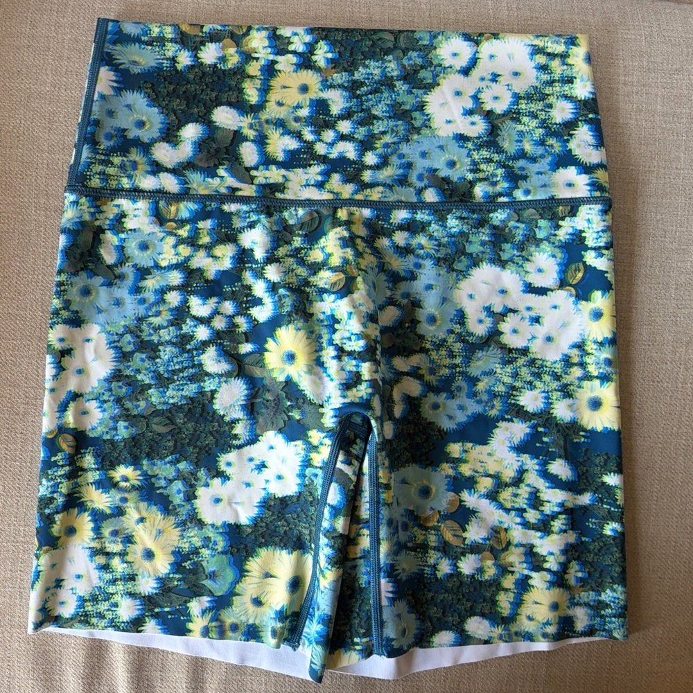 Offline by Aerie Size Large High-Waisted Biker Shorts Blue Floral Trippy Daisy - Picture 8 of 8